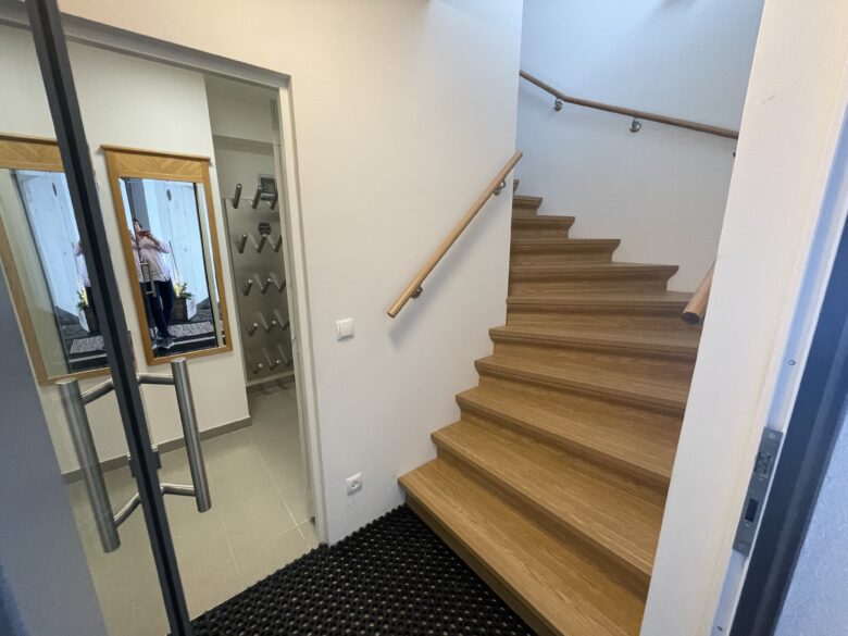 Garderobe mit beheiztem Skischuhständer und ein schönes Treppenhaus mit Holzstiegen